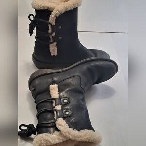 UGG Australia Women's Akadia Boot   Size 8